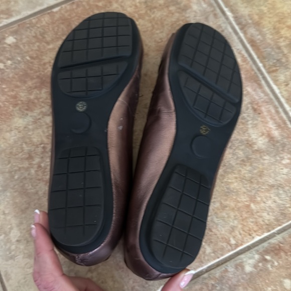 LIZ&CO  Bronze Leather Flats w/Gold ring comfortable rubber sole size 8 1/2 - Picture 3 of 6